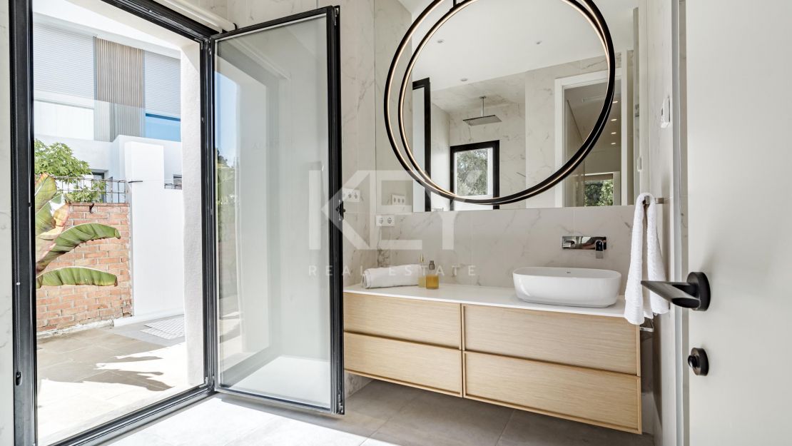 Villa Venice Beach: beachside villa in Golden Mile, Marbella