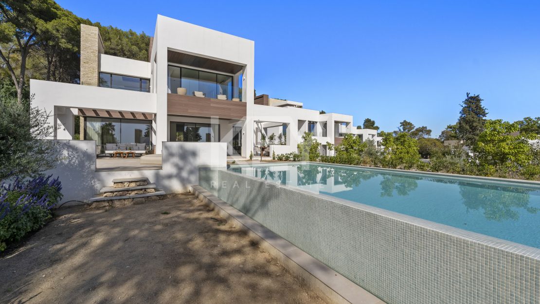 Brand new sea views villa in gated community in Golden Mile, Marbella