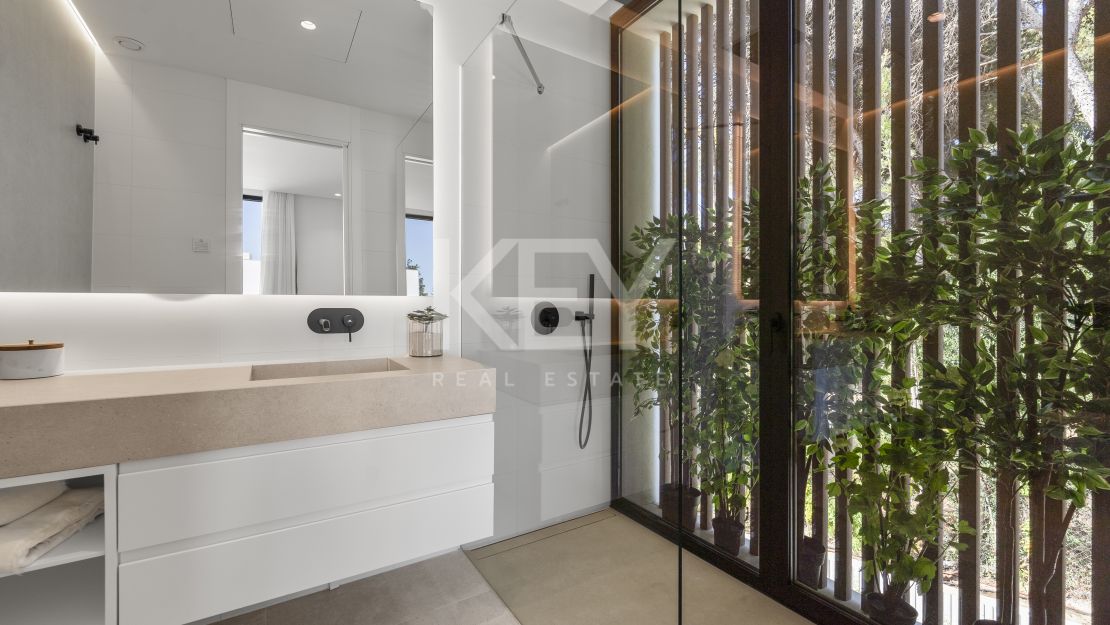 Brand new sea views villa in gated community in Golden Mile, Marbella