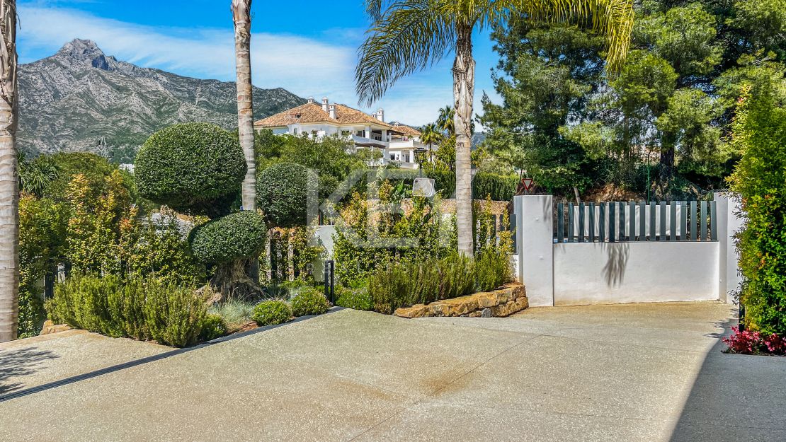 Sea views luxury villa for sale in Lomas de Marbella Club, Golden Mile