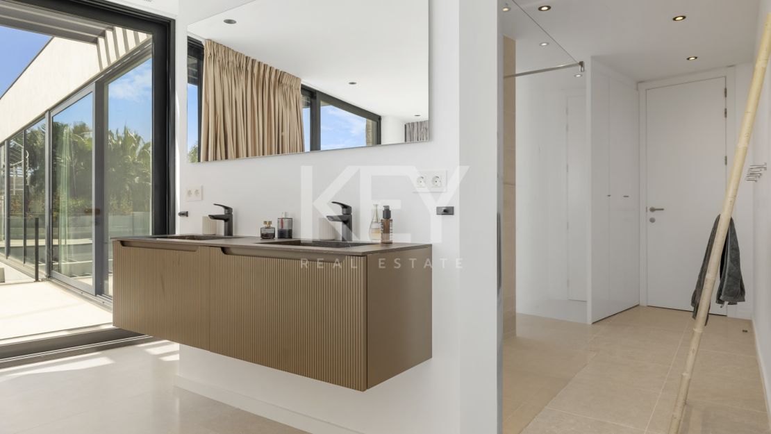 Frontline golf Villa with panoramic views in La Alquería, Benahavís