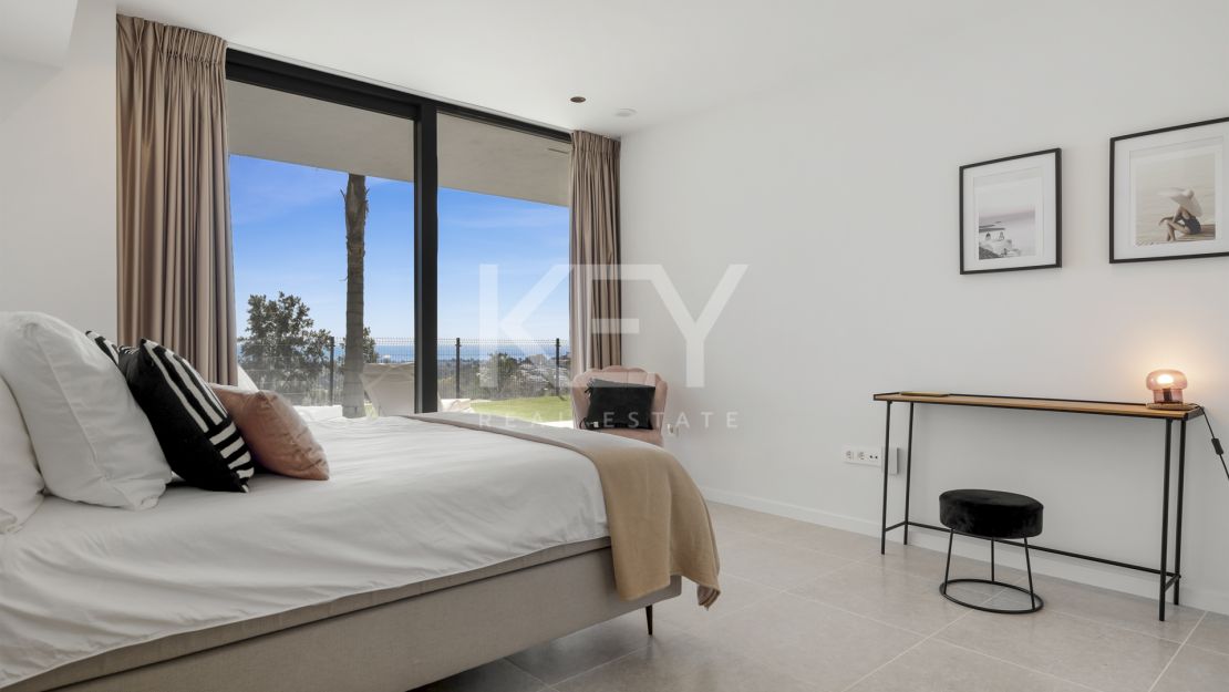 Frontline golf Villa with panoramic views in La Alquería, Benahavís