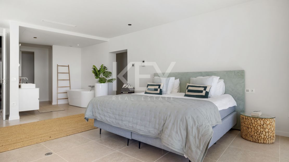 Frontline golf Villa with panoramic views in La Alquería, Benahavís