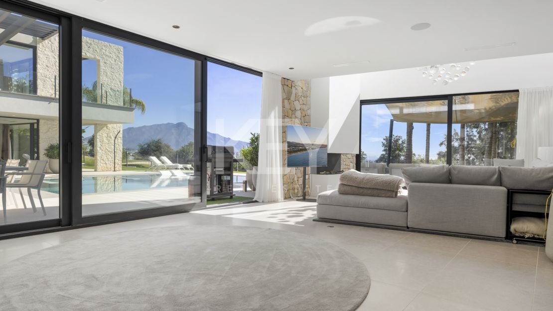 Frontline golf Villa with panoramic views in La Alquería, Benahavís