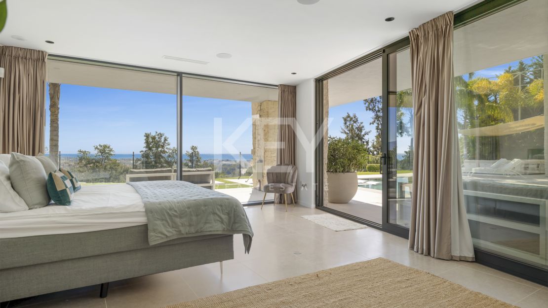 Frontline golf Villa with panoramic views in La Alquería, Benahavís
