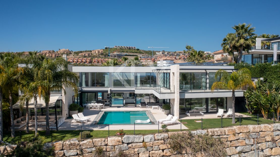 Frontline golf Villa with panoramic views in La Alquería, Benahavís