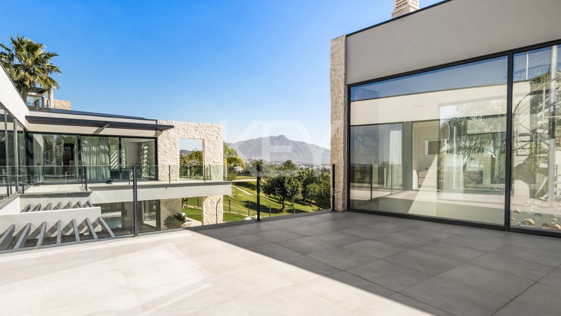 Frontline golf Villa with panoramic views in La Alquería, Benahavís