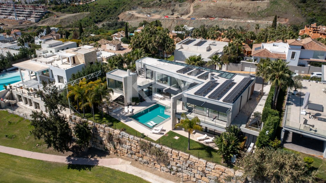 Frontline golf Villa with panoramic views in La Alquería, Benahavís