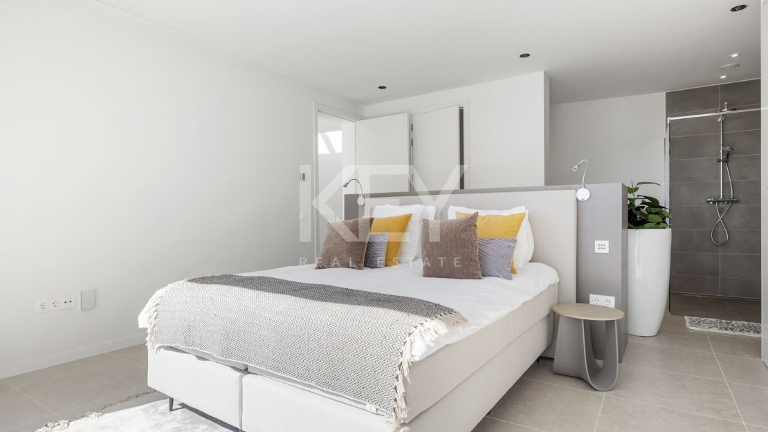 Frontline golf Villa with panoramic views in La Alquería, Benahavís