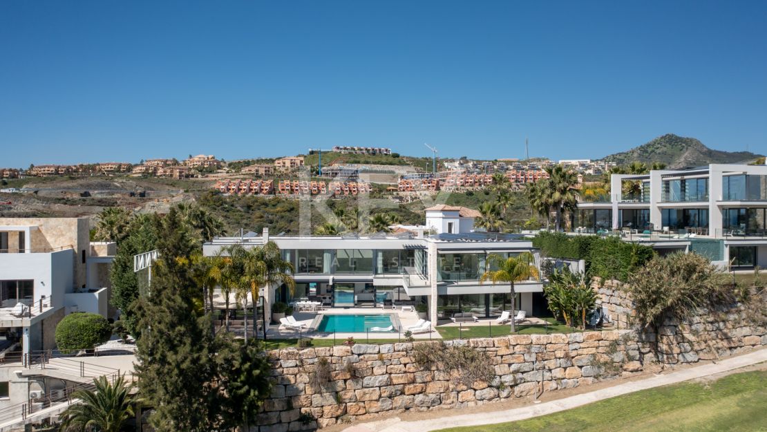 Frontline golf Villa with panoramic views in La Alquería, Benahavís