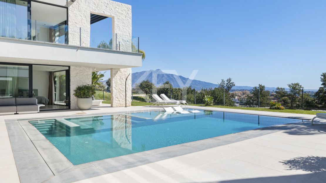 Frontline golf Villa with panoramic views in La Alquería, Benahavís