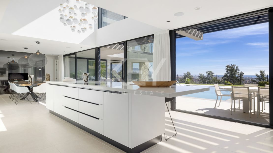 Frontline golf Villa with panoramic views in La Alquería, Benahavís