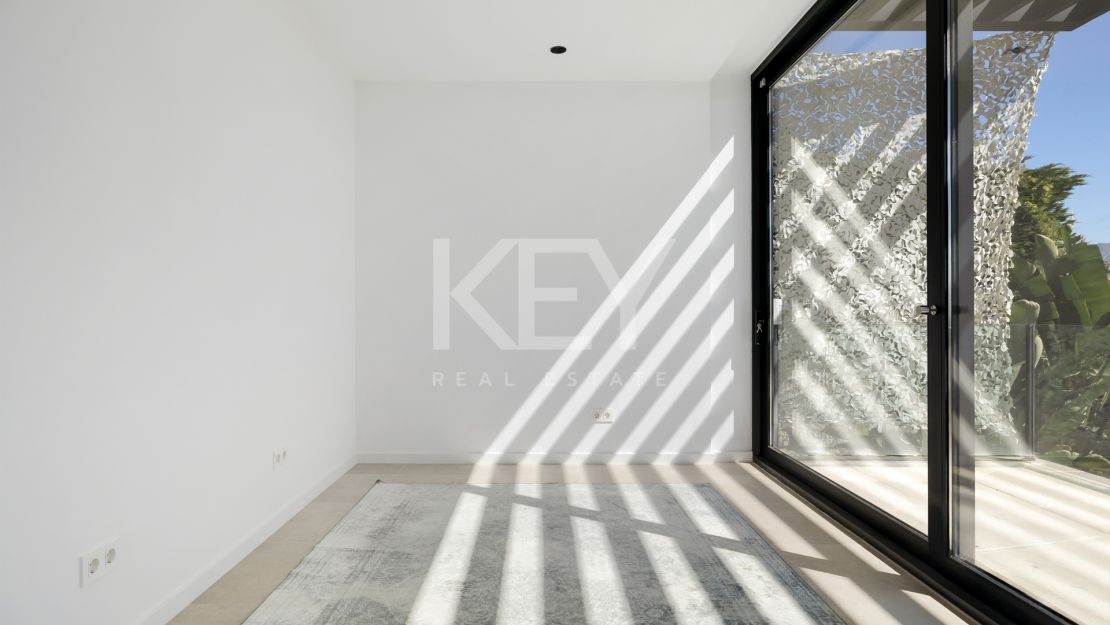 Frontline golf Villa with panoramic views in La Alquería, Benahavís