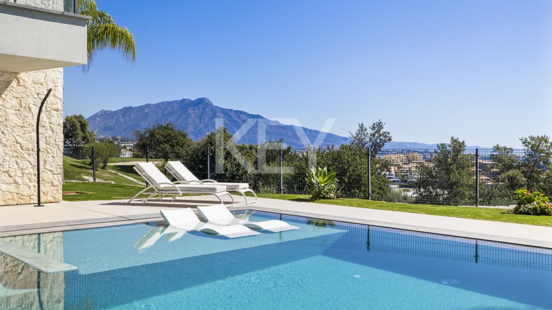 Frontline golf Villa with panoramic views in La Alquería, Benahavís