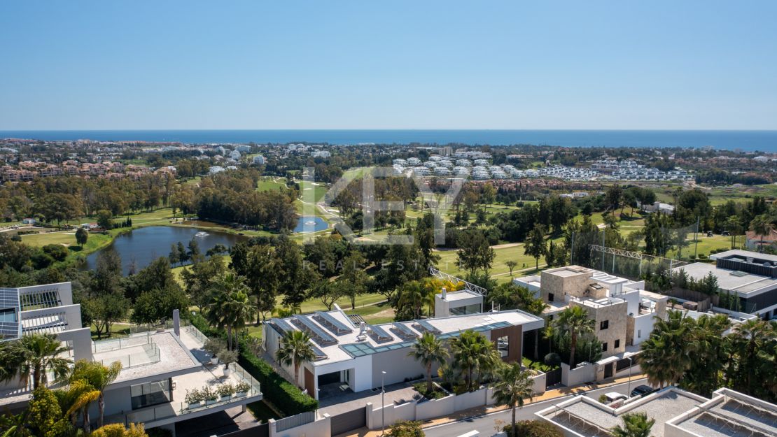 Frontline golf Villa with panoramic views in La Alquería, Benahavís