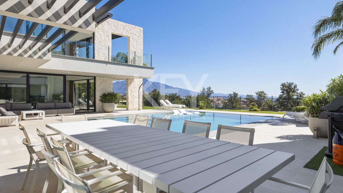 Frontline golf Villa with panoramic views in La Alquería, Benahavís