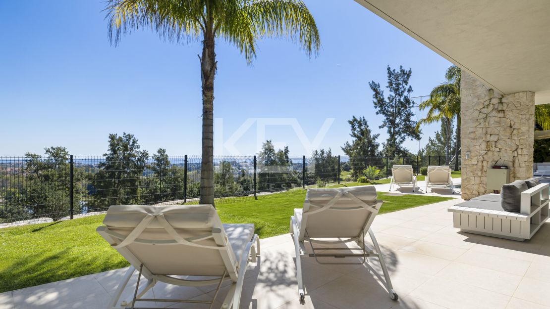 Frontline golf Villa with panoramic views in La Alquería, Benahavís