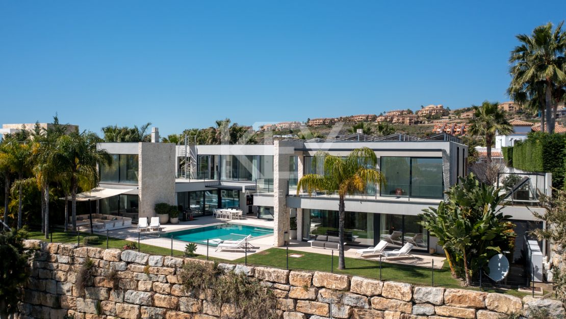 Frontline golf Villa with panoramic views in La Alquería, Benahavís