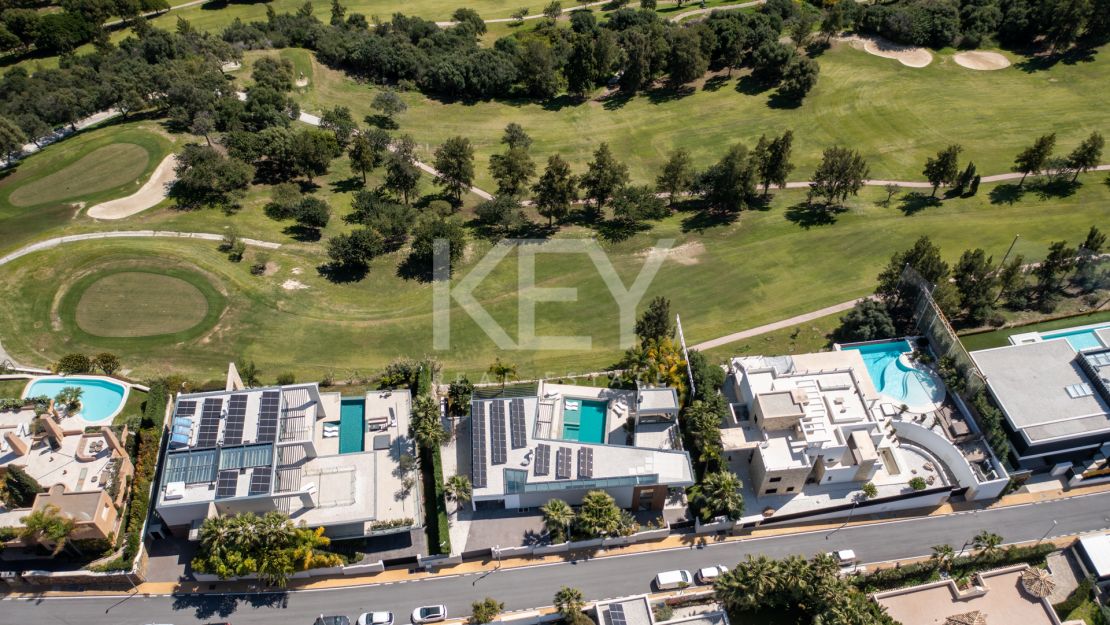 Frontline golf Villa with panoramic views in La Alquería, Benahavís
