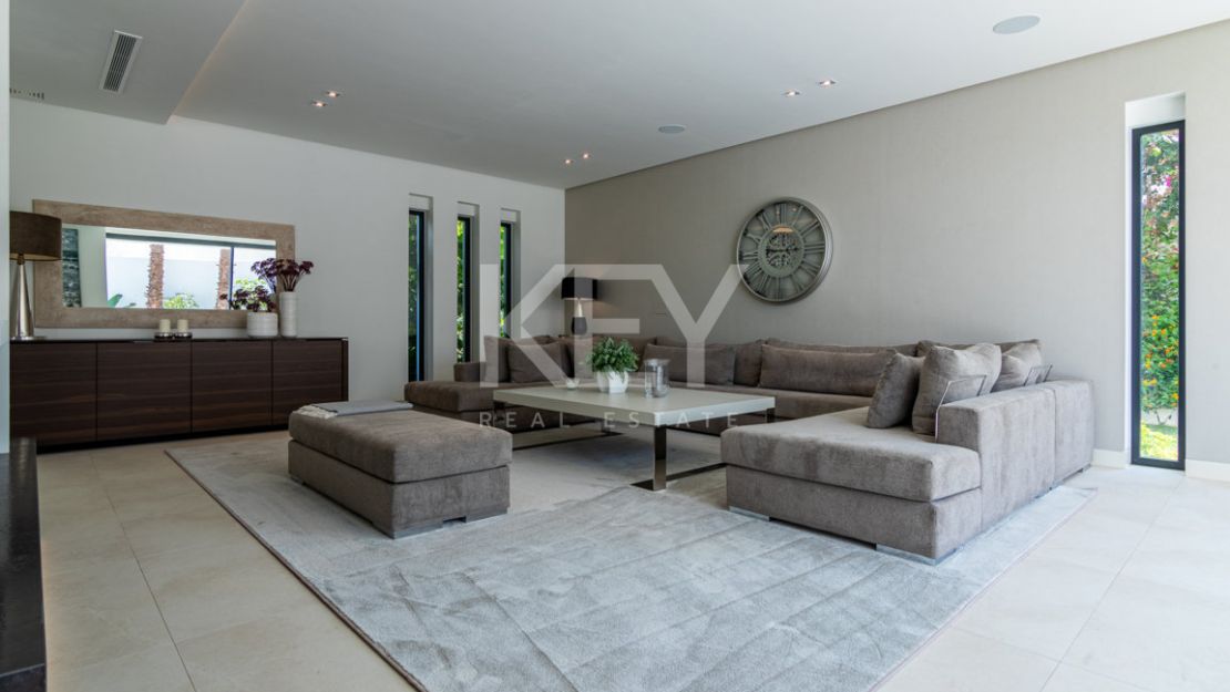 Villa Alejandria: A Short-Term Retreat Close to the Beach on Marbella's Prestigious Golden Mile