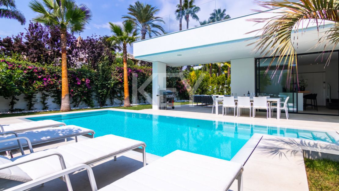 Villa Alejandria: A Short-Term Retreat Close to the Beach on Marbella's Prestigious Golden Mile