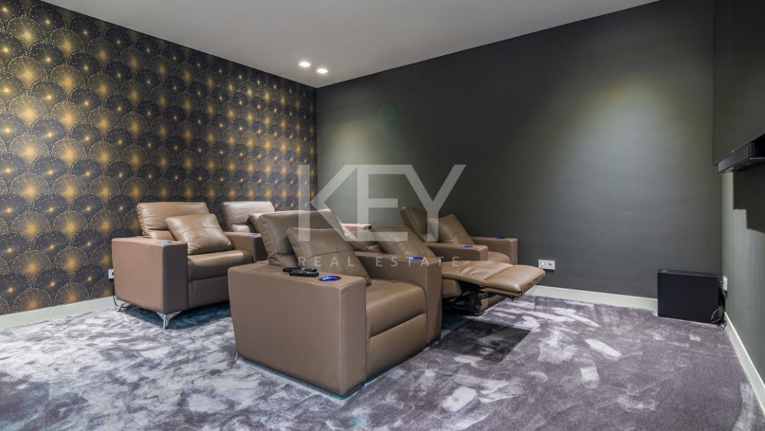 Villa Alejandria: A Short-Term Retreat Close to the Beach on Marbella's Prestigious Golden Mile