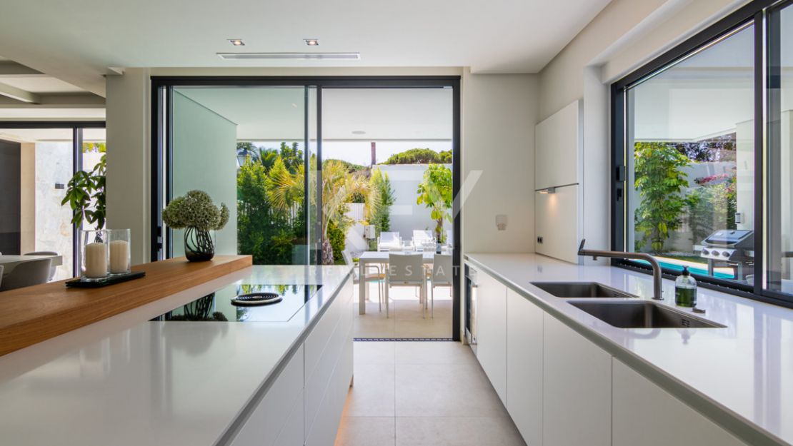 Villa Alejandria: A Short-Term Retreat Close to the Beach on Marbella's Prestigious Golden Mile