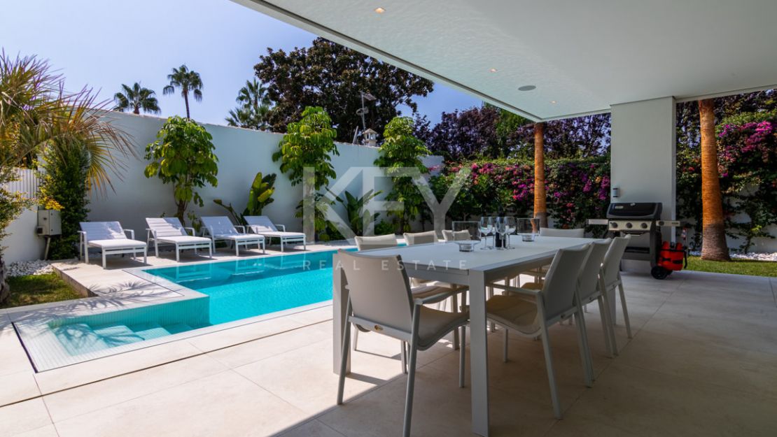 Villa Alejandria: A Short-Term Retreat Close to the Beach on Marbella's Prestigious Golden Mile