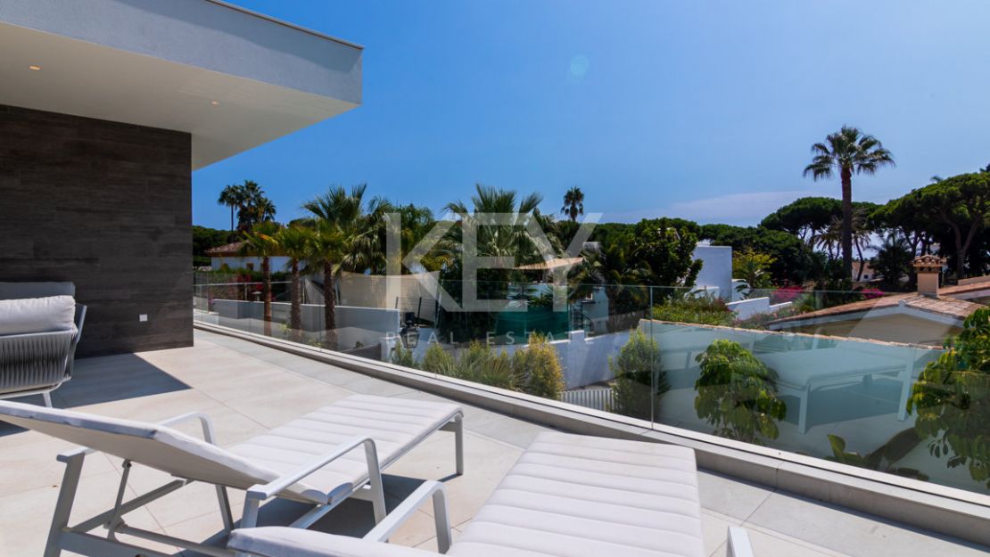 Villa Alejandria: A Short-Term Retreat Close to the Beach on Marbella's Prestigious Golden Mile