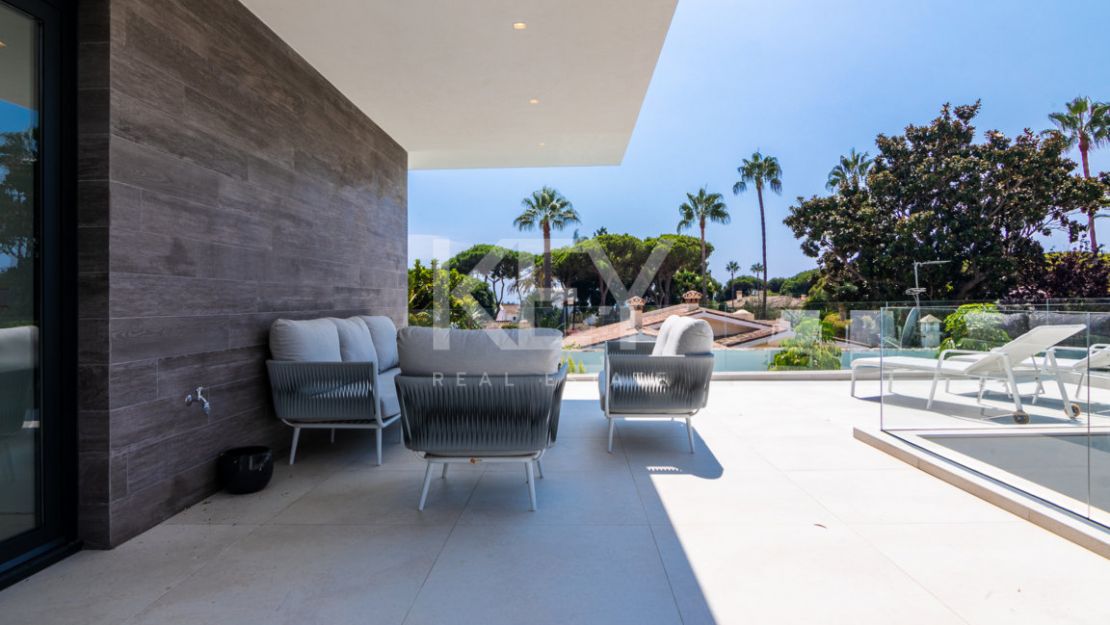 Villa Alejandria: A Short-Term Retreat Close to the Beach on Marbella's Prestigious Golden Mile