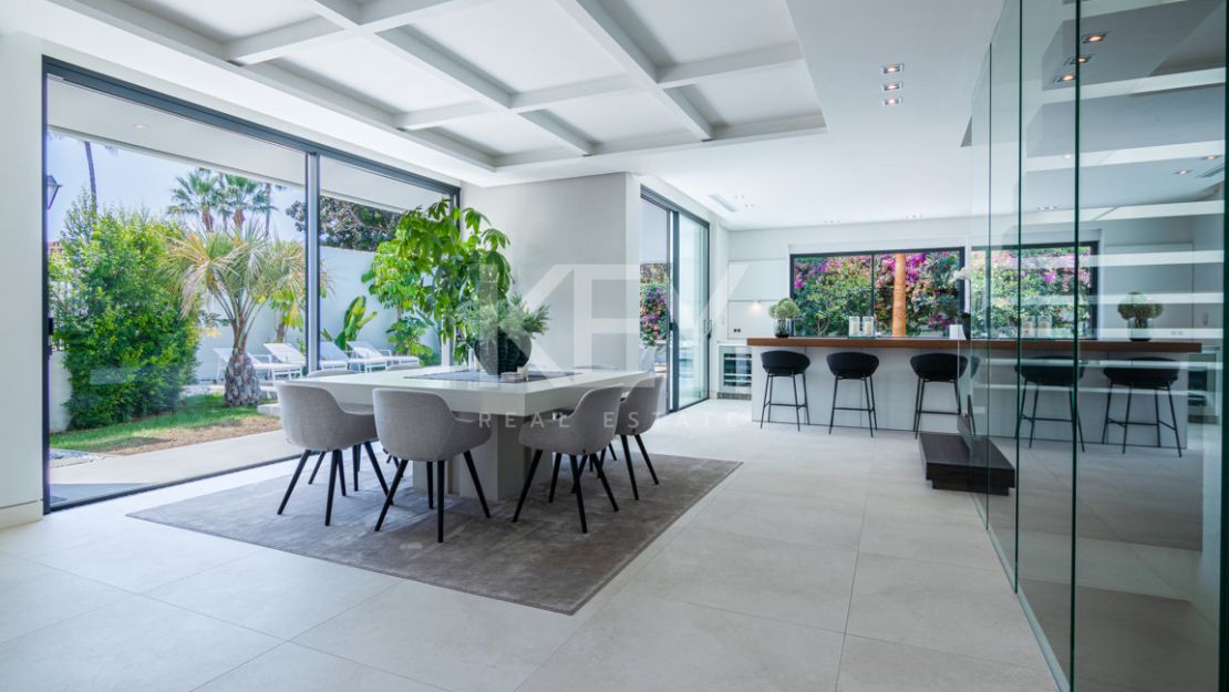 Villa Alejandria: A Short-Term Retreat Close to the Beach on Marbella's Prestigious Golden Mile