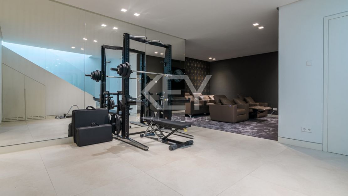 Villa Alejandria: A Short-Term Retreat Close to the Beach on Marbella's Prestigious Golden Mile