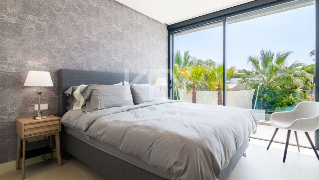 Villa Alejandria: A Short-Term Retreat Close to the Beach on Marbella's Prestigious Golden Mile