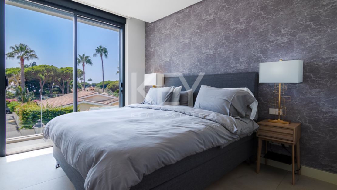 Villa Alejandria: A Short-Term Retreat Close to the Beach on Marbella's Prestigious Golden Mile