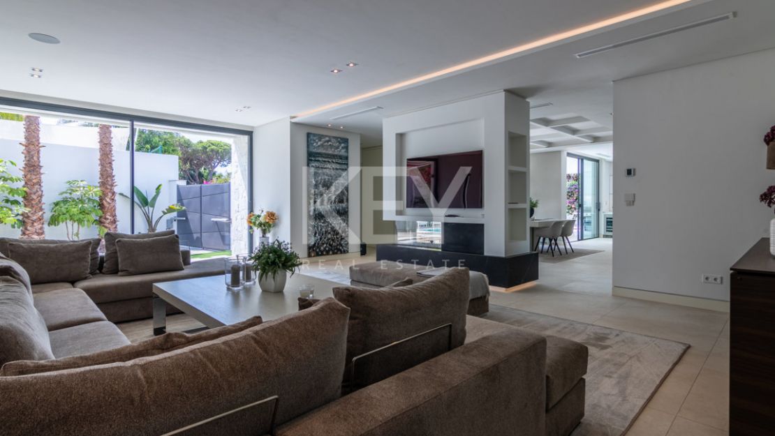 Villa Alejandria: A Short-Term Retreat Close to the Beach on Marbella's Prestigious Golden Mile