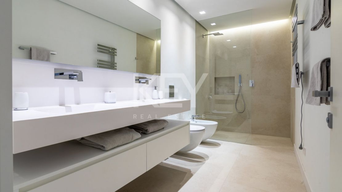 Villa Alejandria: A Short-Term Retreat Close to the Beach on Marbella's Prestigious Golden Mile