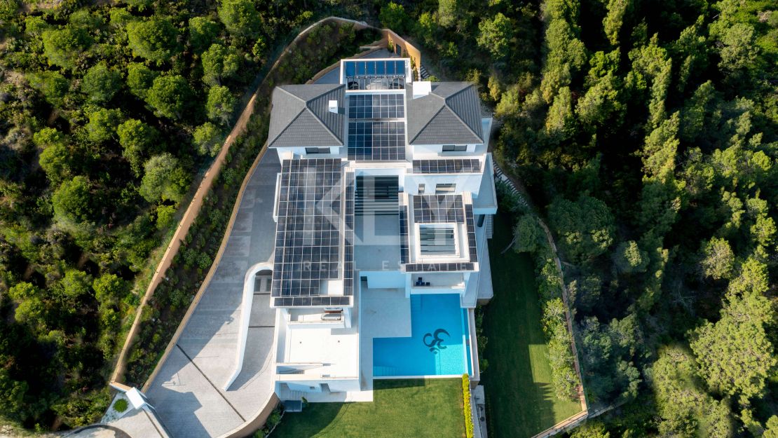 Modern villa for sale in Benahavis