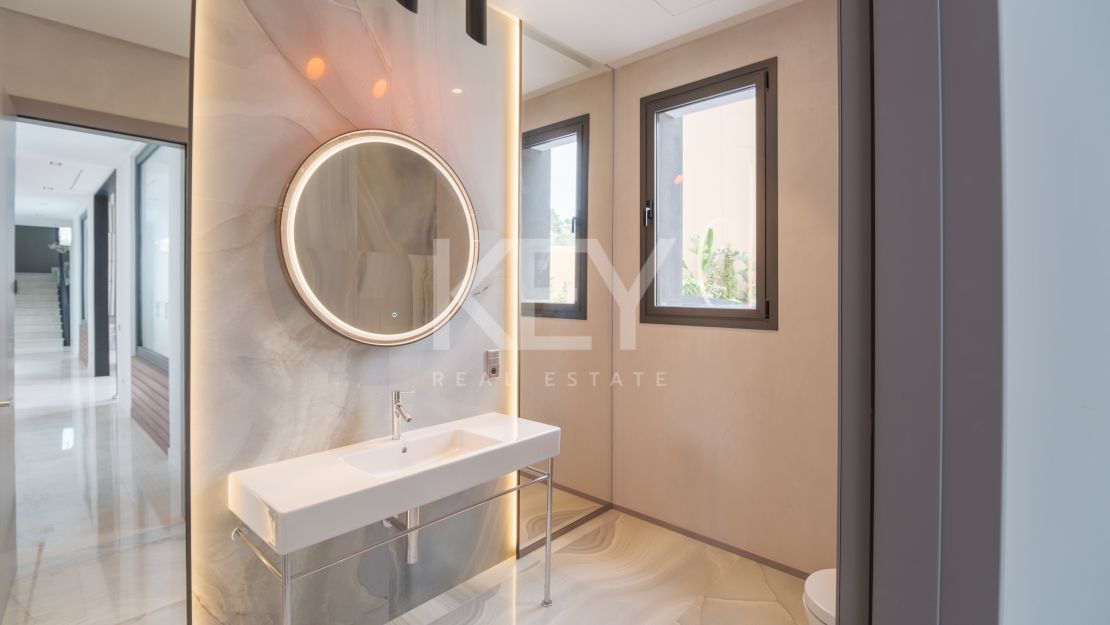 Modern villa for sale in Benahavis