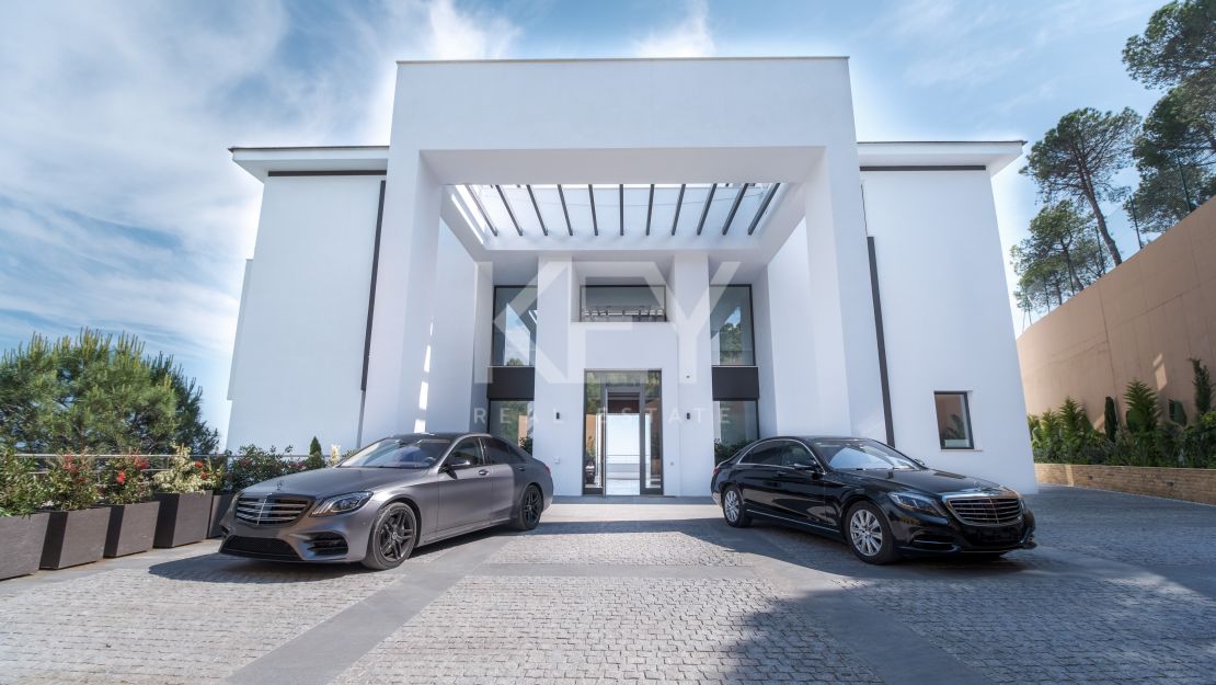 Modern villa for sale in Benahavis
