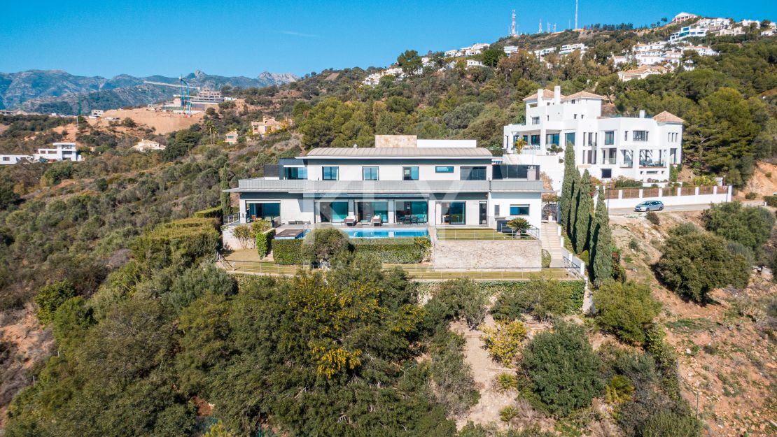 Fantástica villa con vistas panorámicas al mar en Los Altos de los Monteros, Marbella