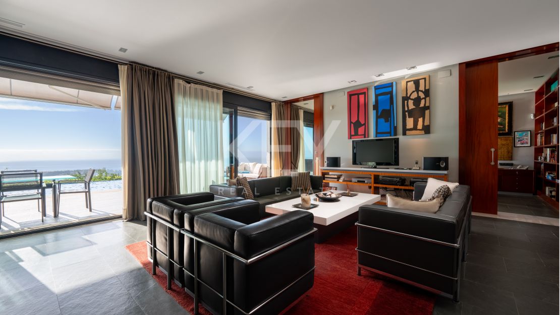 Fantástica villa con vistas panorámicas al mar en Los Altos de los Monteros, Marbella