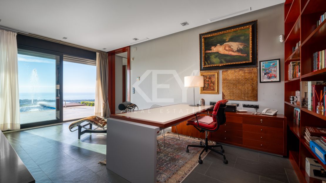 Fantástica villa con vistas panorámicas al mar en Los Altos de los Monteros, Marbella