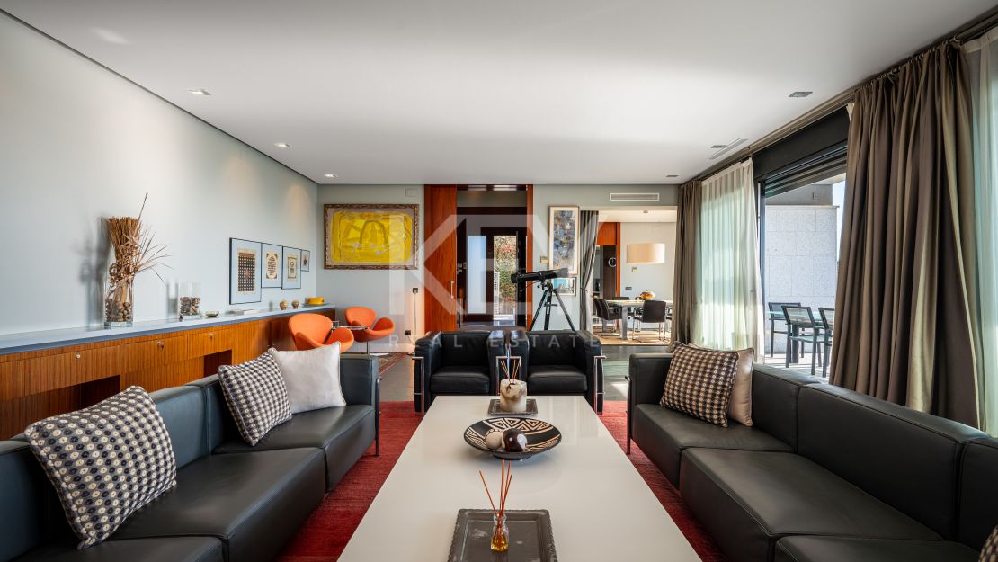 Fantástica villa con vistas panorámicas al mar en Los Altos de los Monteros, Marbella