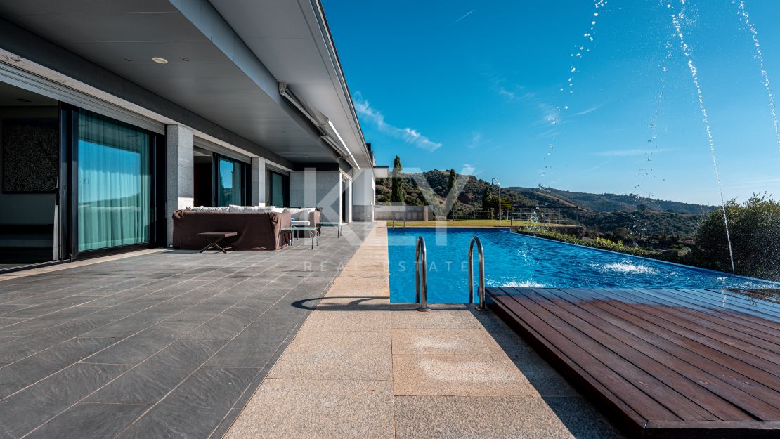 Fantástica villa con vistas panorámicas al mar en Los Altos de los Monteros, Marbella