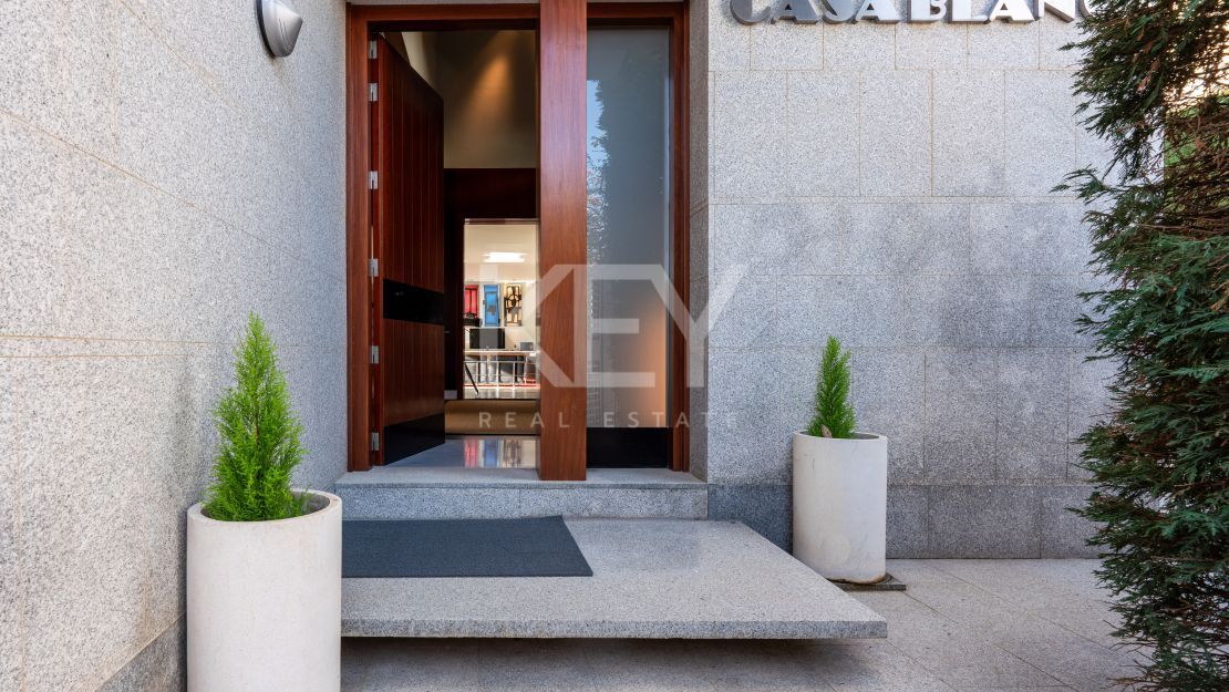 Fantástica villa con vistas panorámicas al mar en Los Altos de los Monteros, Marbella