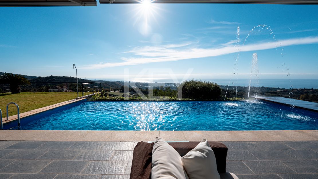 Fantástica villa con vistas panorámicas al mar en Los Altos de los Monteros, Marbella