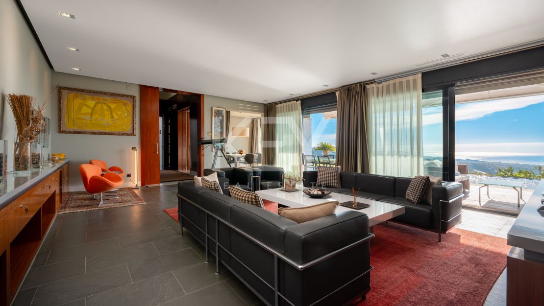 Fantástica villa con vistas panorámicas al mar en Los Altos de los Monteros, Marbella