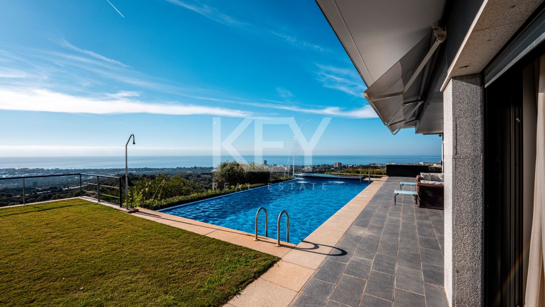 Fantástica villa con vistas panorámicas al mar en Los Altos de los Monteros, Marbella