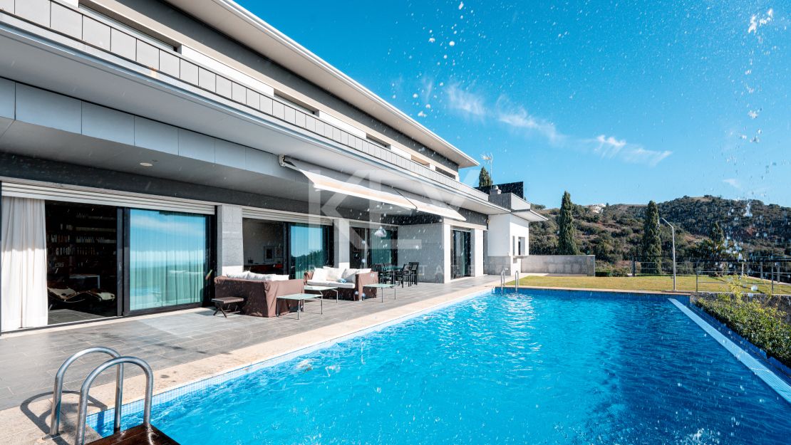 Fantástica villa con vistas panorámicas al mar en Los Altos de los Monteros, Marbella