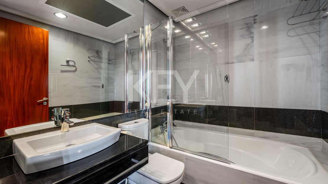 Fantástica villa con vistas panorámicas al mar en Los Altos de los Monteros, Marbella